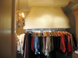 Single-tier customized wardrobe conveyor.